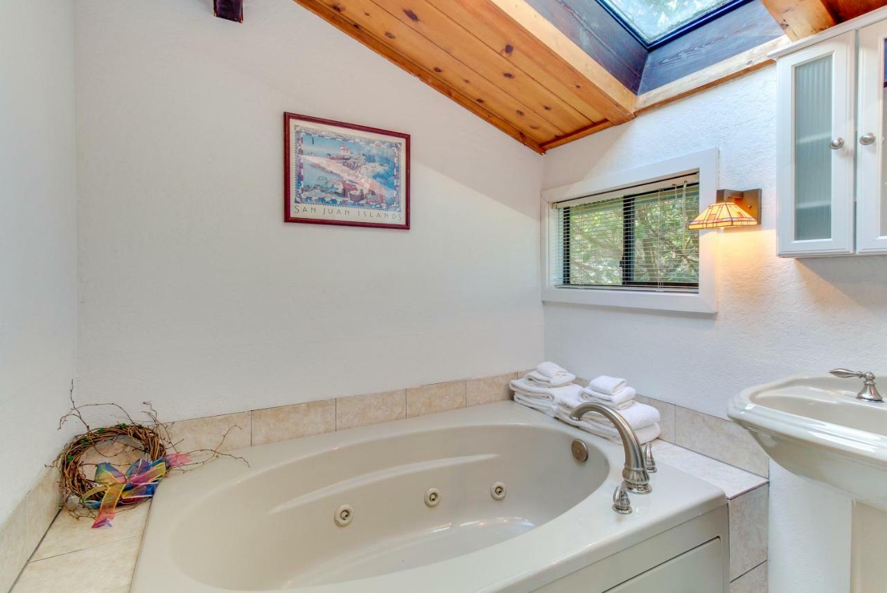 Lopez Island Hunter Bay Waterfront Home エクステリア 写真